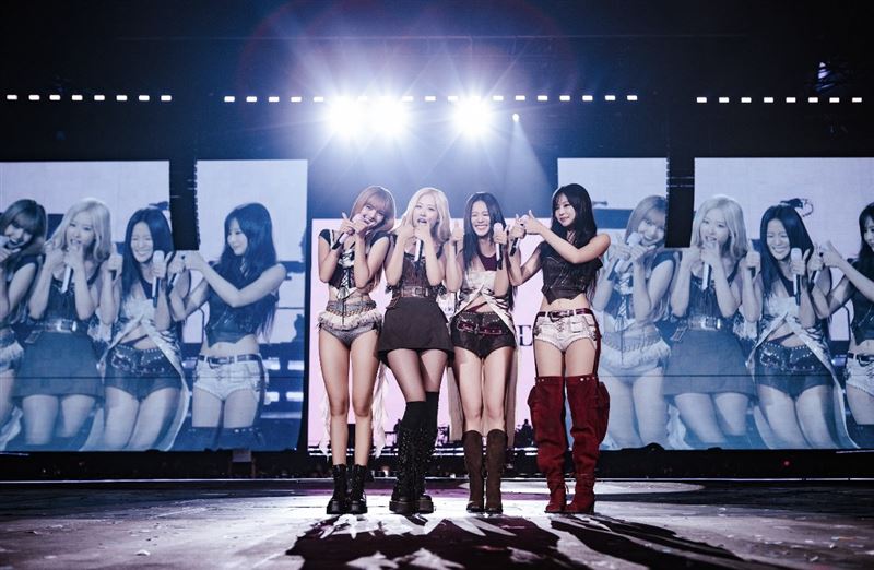 BLACKPINK 高雄开唱 2 天吸 12 万人,改写 5 项纪录,粉红海太震撼